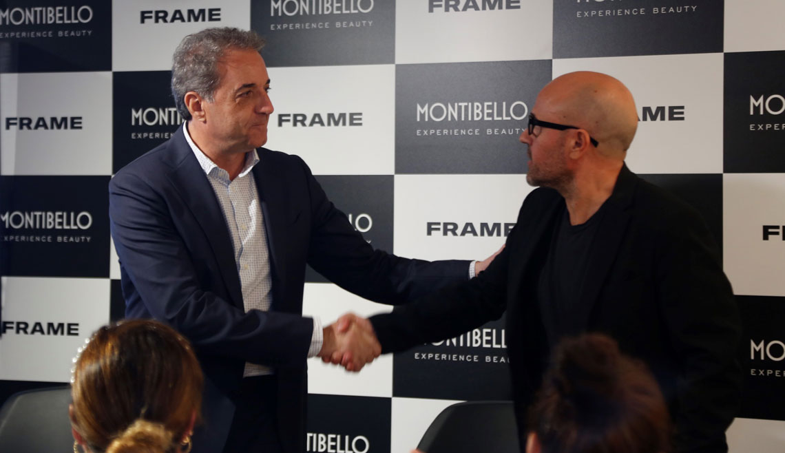 Marc Carol, CEO de Frame i Enric Aliberch de Montibello formalitzant l'acord entre les dues marques.