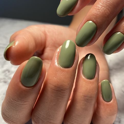 manicura-color-verd-oliva manicura-color-verd-oliva
